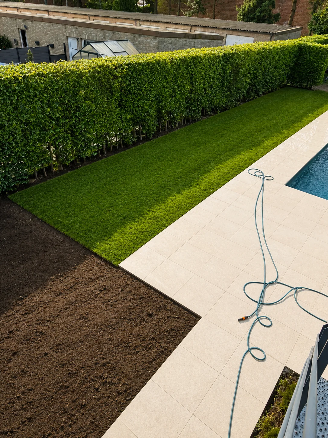 Het nieuwe gazon met grasmatten als resultaat van de tuinrenovatie.