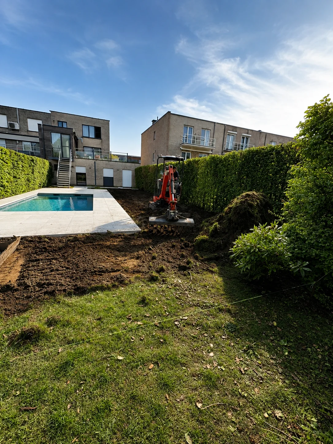 Tuinrenovatie tijdens het verwijderen van de bestaande tuin en het oude gras.